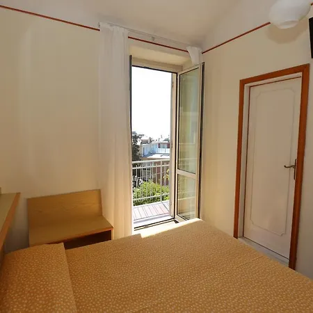 Amelia Hotel 2*